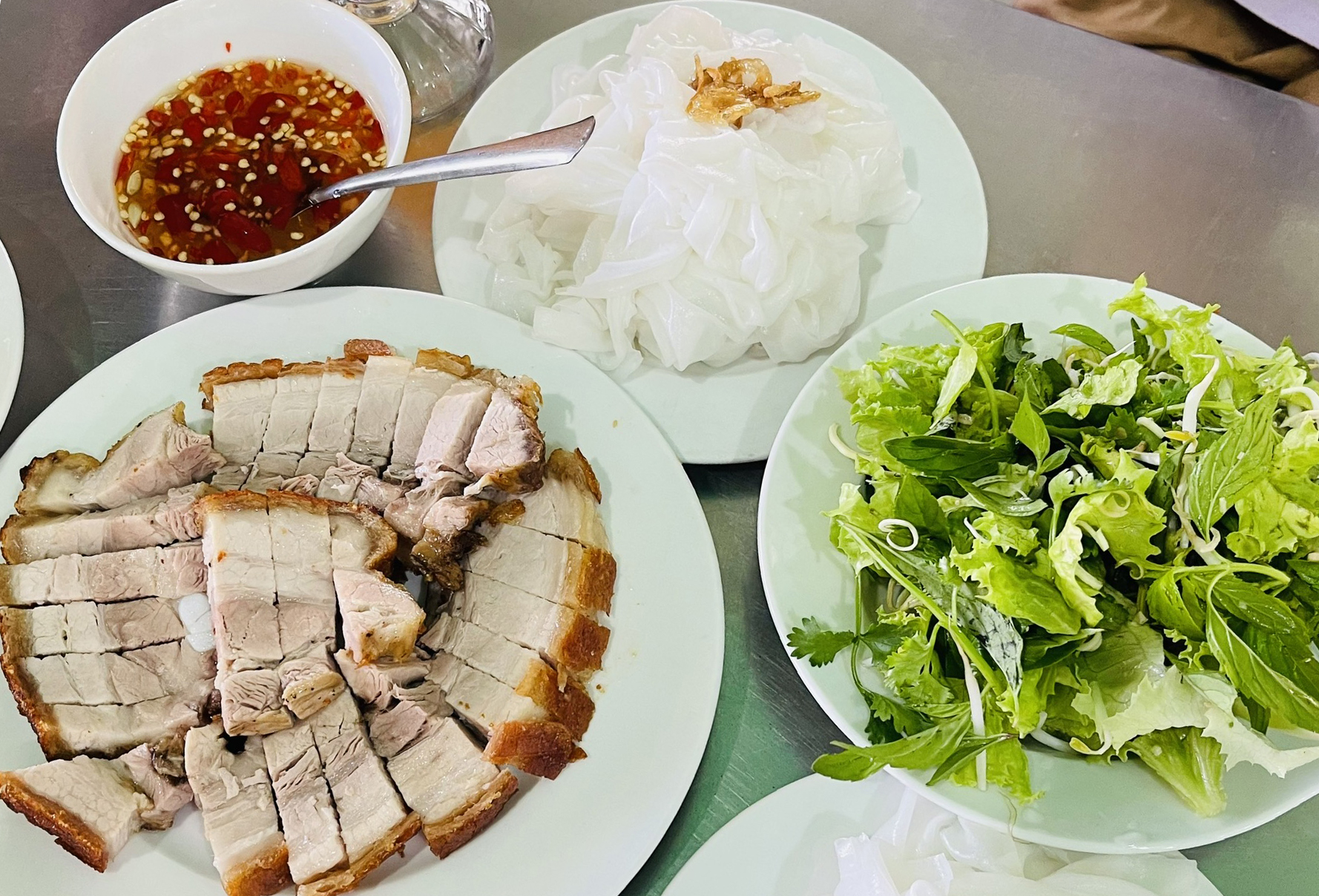 Quán bánh ướt heo quay hơn 40 năm trứ danh xứ Huế
