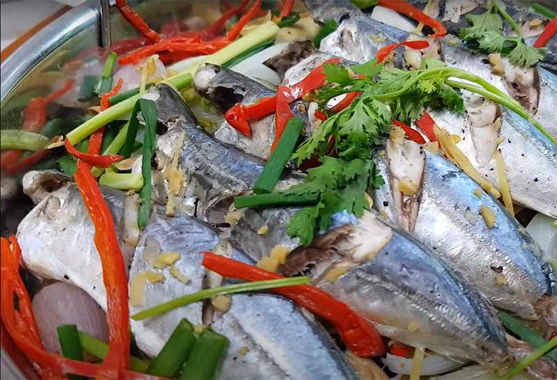 Cách Làm Cá Nục Hấp Hành Sả Cuốn Bánh Tráng Thơm Ngon