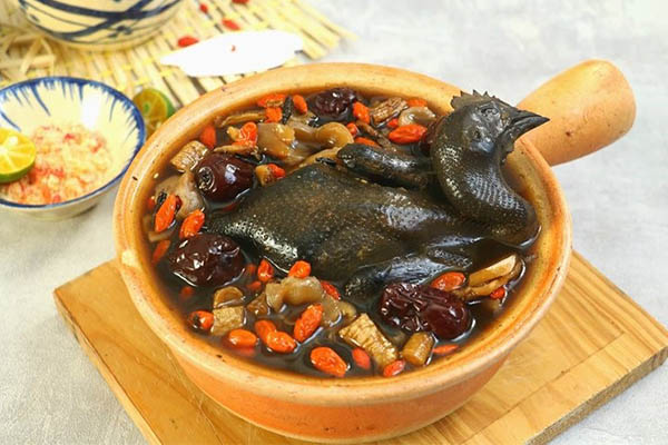 Gà đen tiềm tứ quý